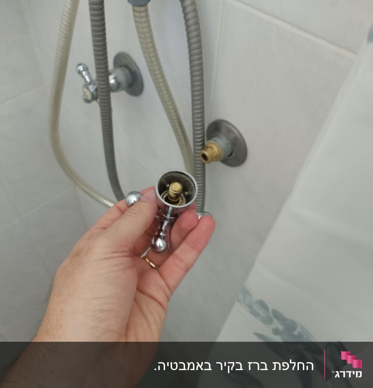 יד מחזיקה חלק ברז במקלחת עם צינור